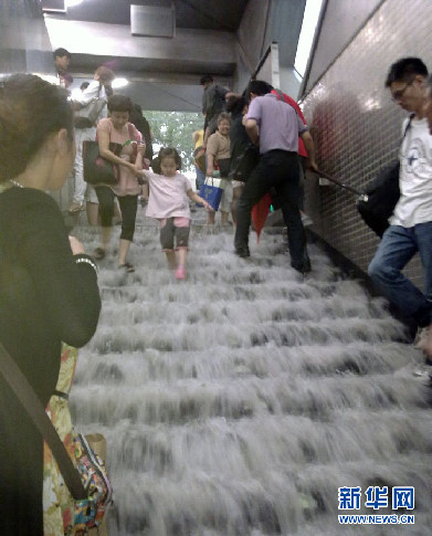 百年一遇暴雨襲北京 公交車被淹只見車頂